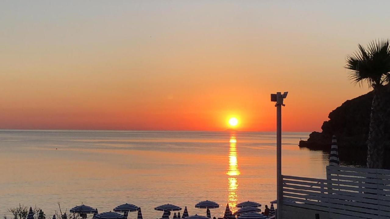 Toscana Charme Resort ティレニア エクステリア 写真 Sunset at the beach
