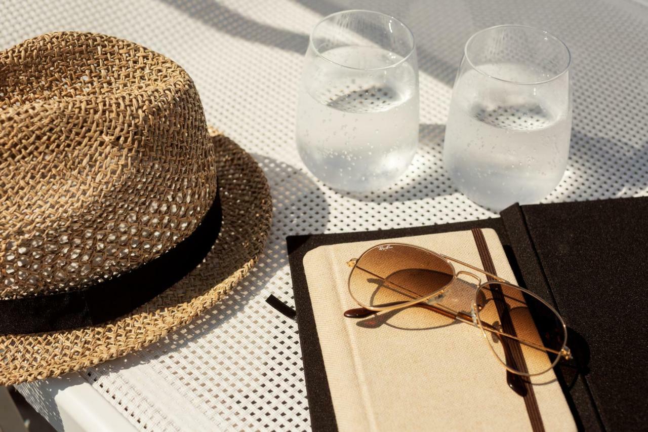 Toscana Charme Resort ティレニア エクステリア 写真 A hat, sunglasses, and a book